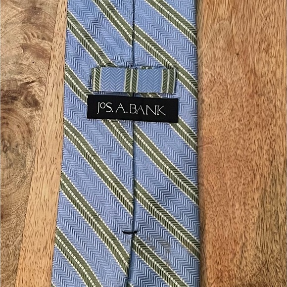 JOS A. BANK MEN’S LIGHT BLUE, GREEN & CREME 100% SILK NECKTIE/PRE-OWNED/NOTABLE! - Picture 2 of 2